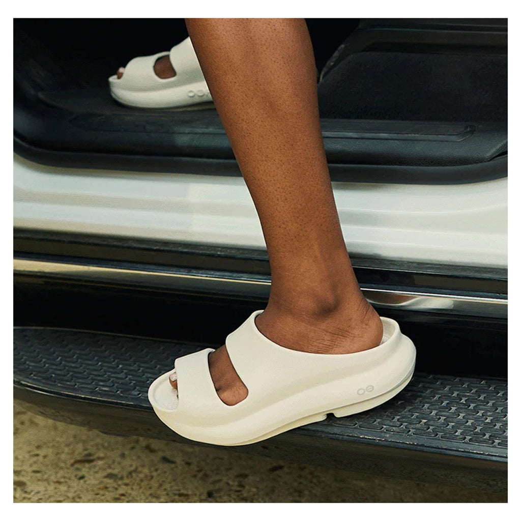 Women's OOfos OOyea Sandal CHALK 1700-CHALK