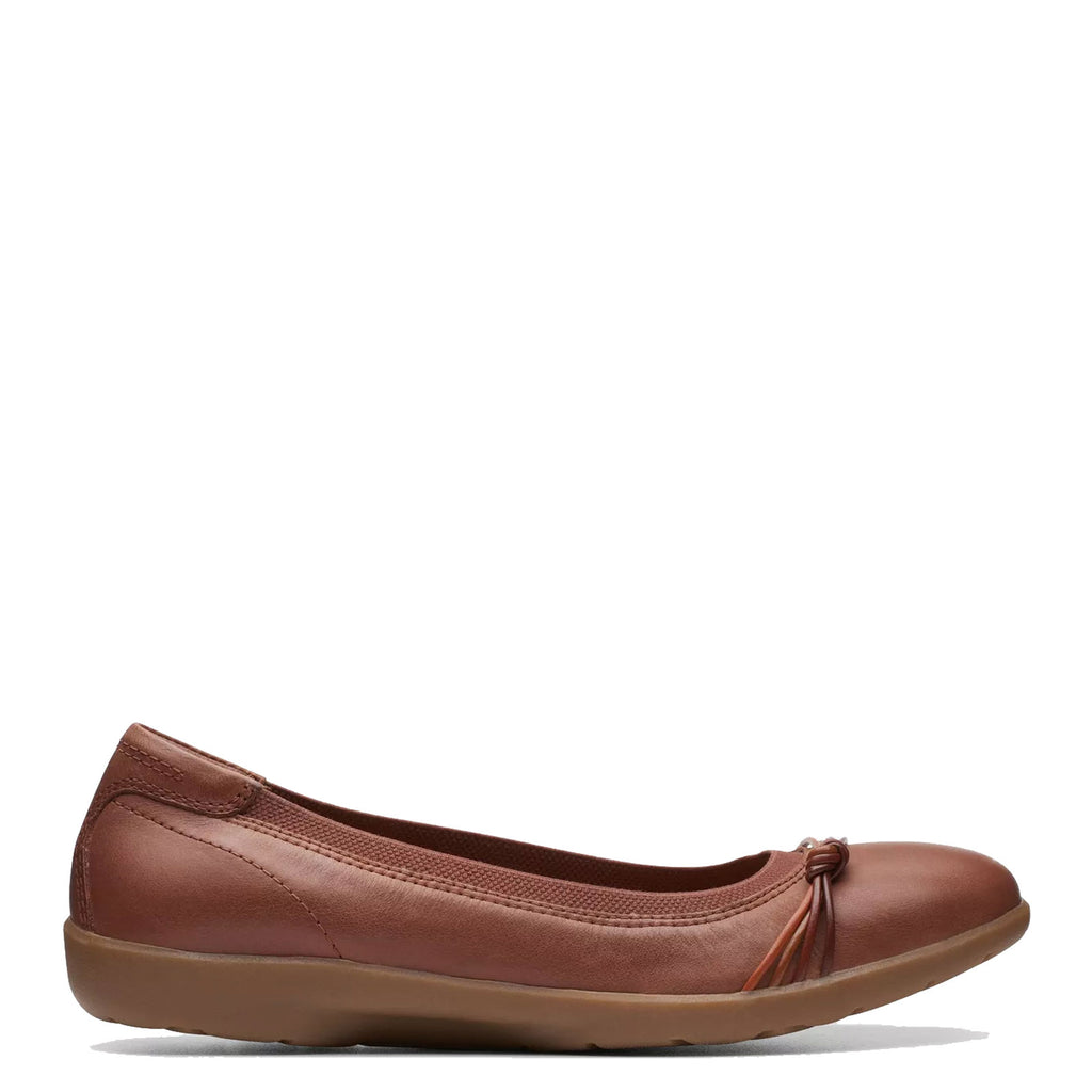 Peltz Shoes  Women's Clarks Meadow Rae Slip-On TAN 26174366