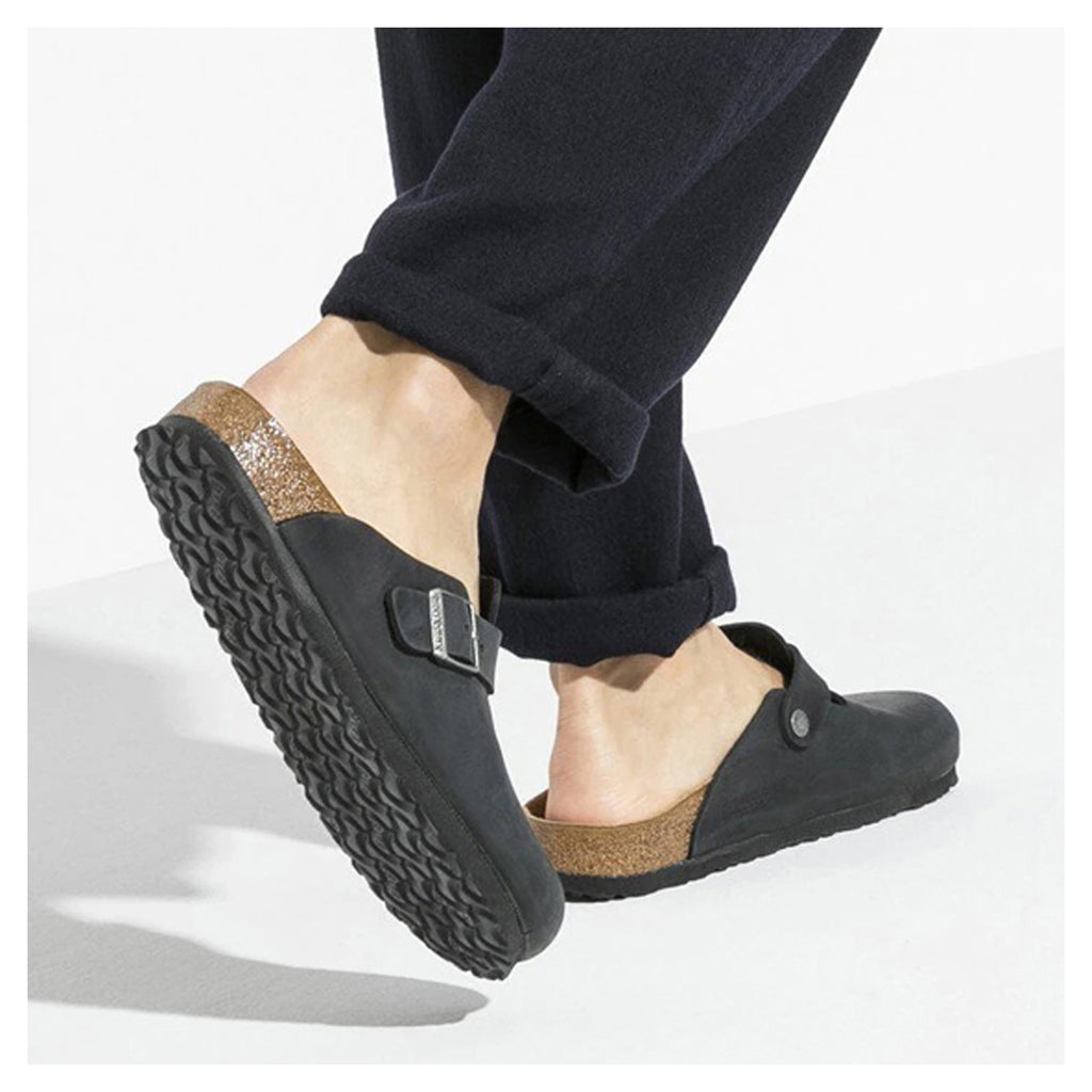 <p>The Men's Birkenstock Boston Oiled Leather Clog is a timeless slip-on icon built for lasting wear BLACK OILED LEATHER 59461 R