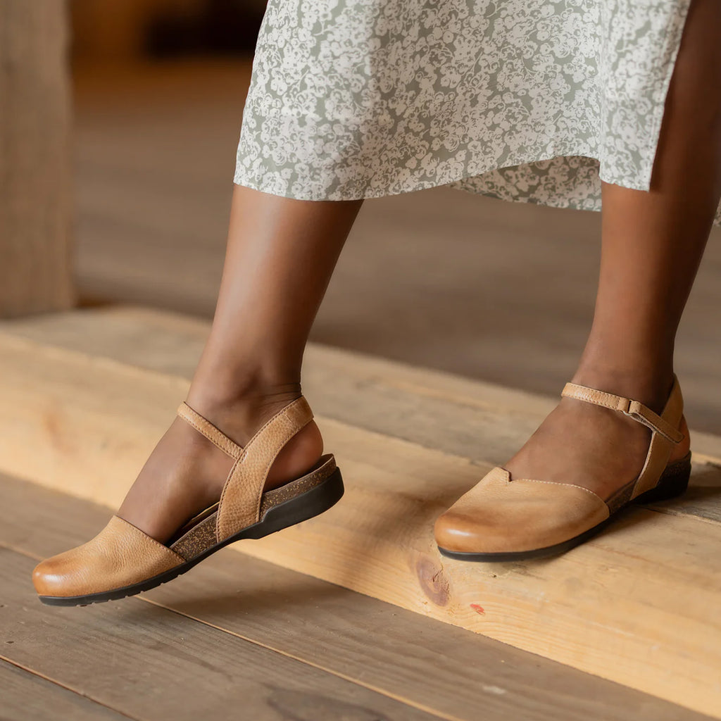 Women's Dansko Rowan Flat HONEY 6025-585300