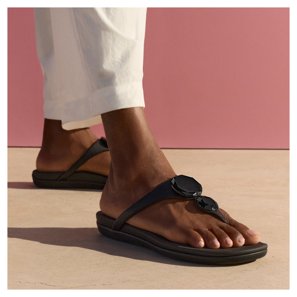 Women's FitFlop Solay Glossy Disc Thong Sandal BLACK A5W-001