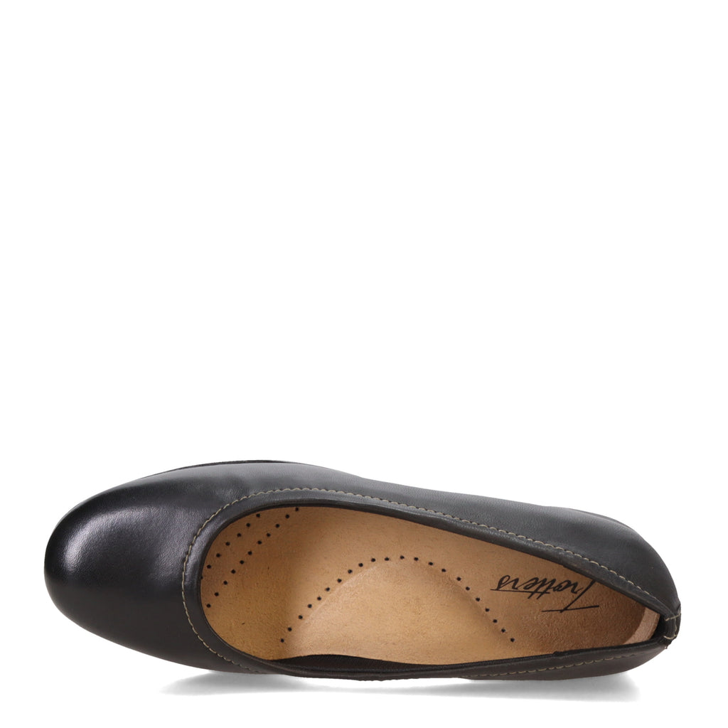 Women's Trotters Darcey Flat BLACK LEATHER T1904001