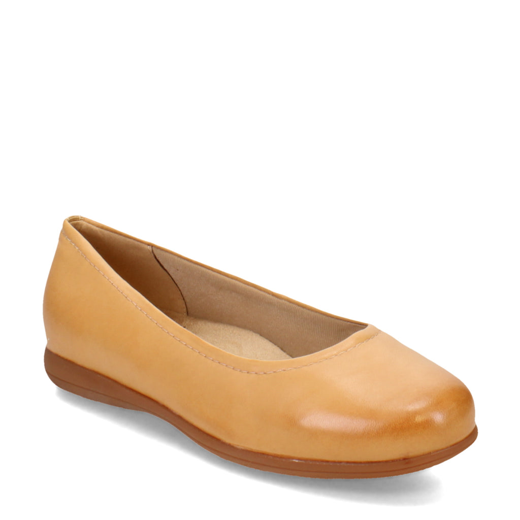 Women's Trotters Darcey Flat TAN T1904253