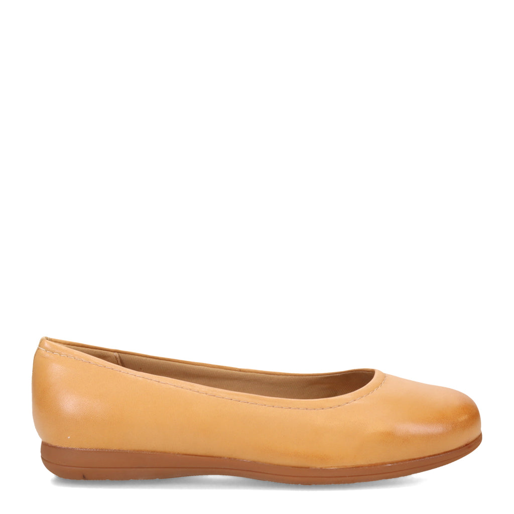 Women's Trotters Darcey Flat TAN T1904253