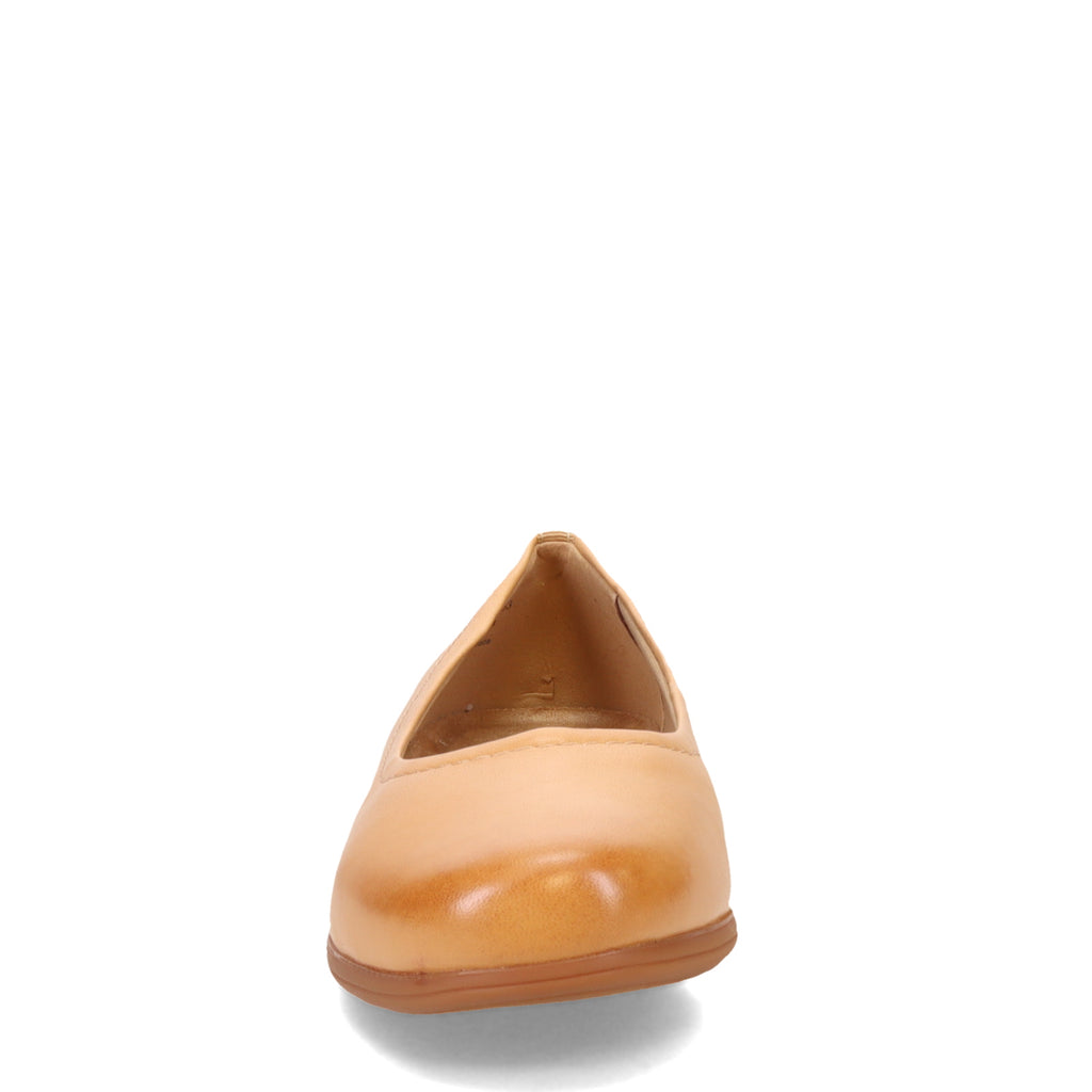 Women's Trotters Darcey Flat TAN T1904253