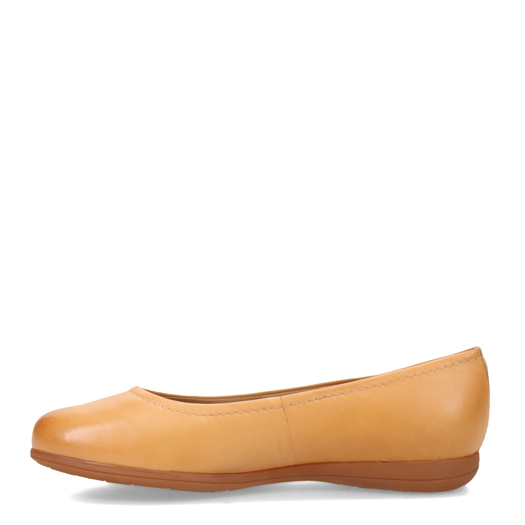 Women's Trotters Darcey Flat TAN T1904253