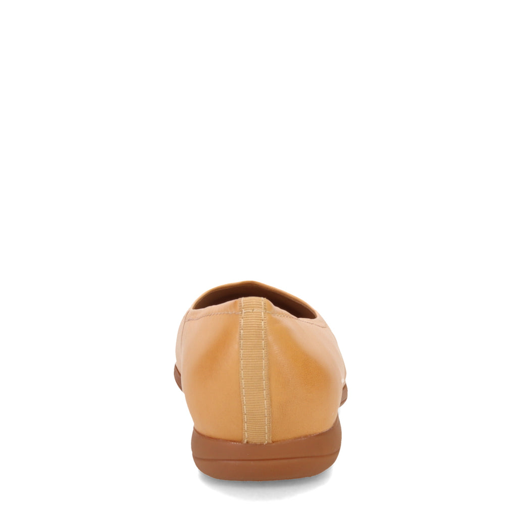 Women's Trotters Darcey Flat TAN T1904253