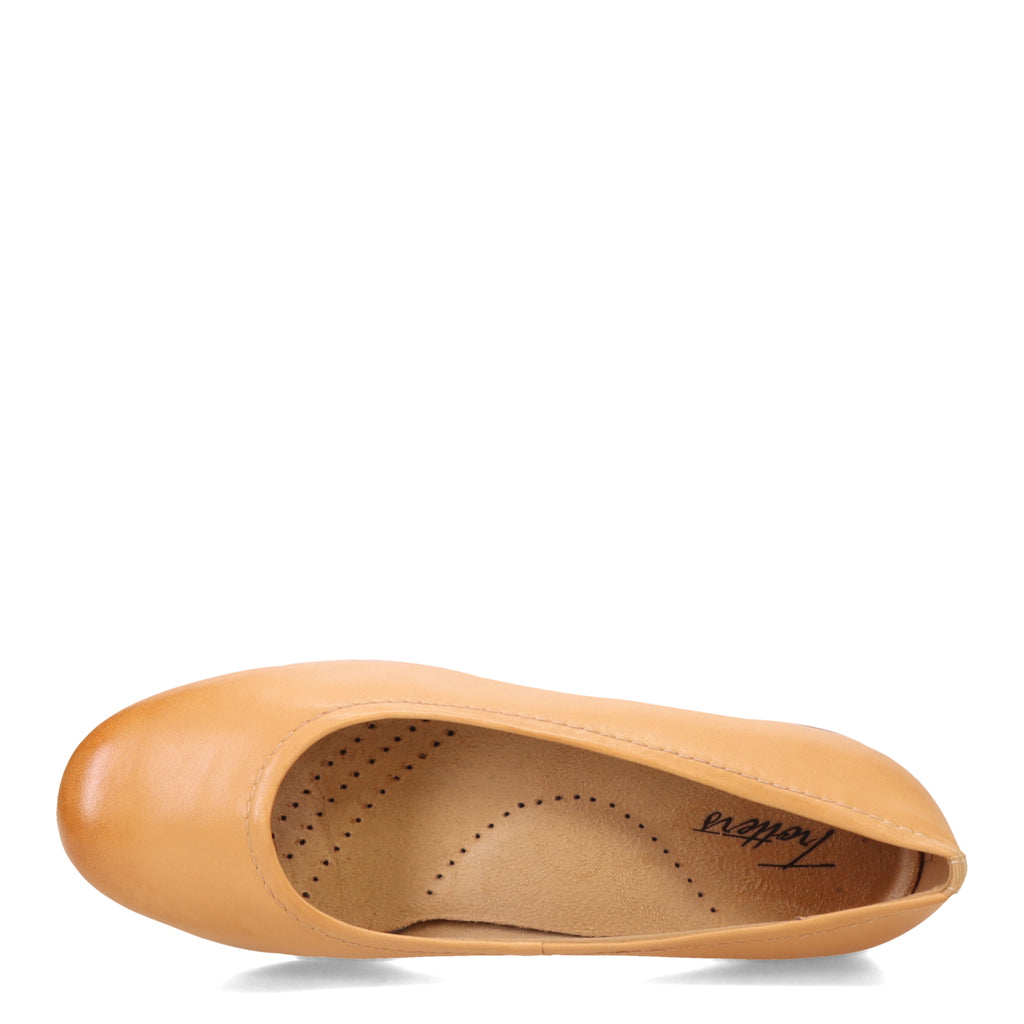 Women's Trotters Darcey Flat TAN T1904253