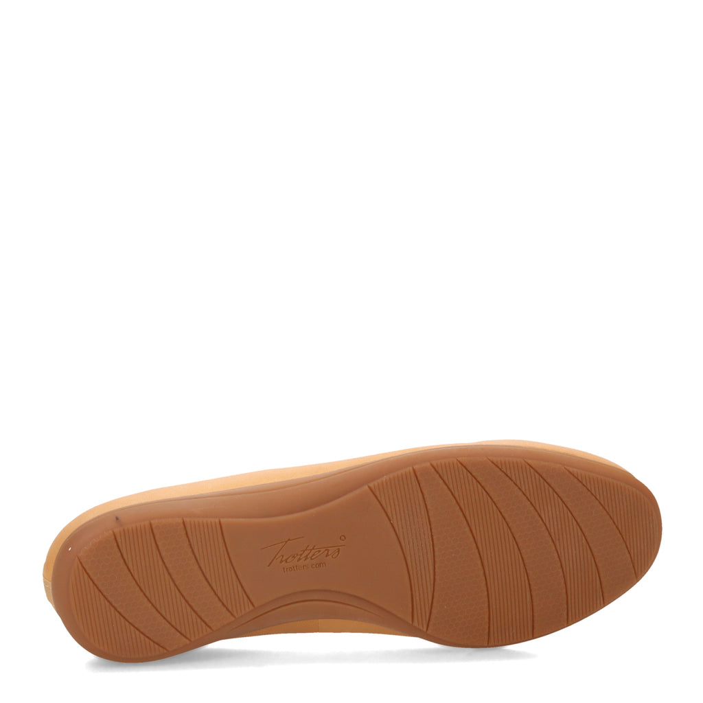 Women's Trotters Darcey Flat TAN T1904253
