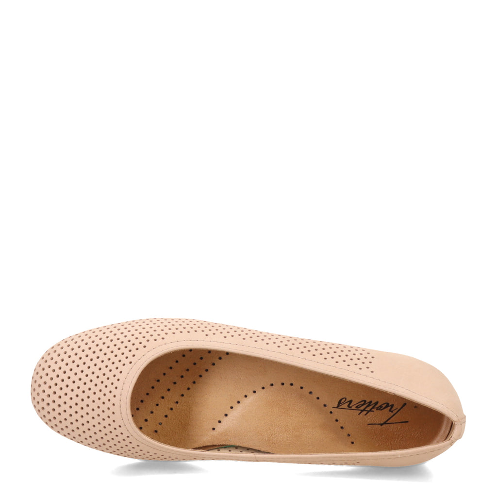 Women's Trotters Darcey Flat SAND PERF T1904277